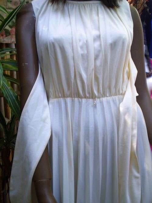 Gorgeous Vintage 1970s Creme White Dress With Wrap Belt Pleated Skirt Size 10 excellent condition