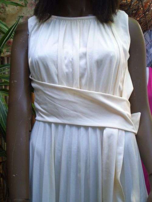 Gorgeous Vintage 1970s Creme White Dress With Wrap Belt Pleated Skirt Size 10 excellent condition