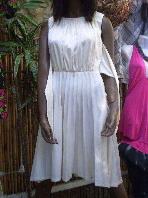 Gorgeous Vintage 1970s Creme White Dress With Wrap Belt Pleated Skirt Size 10 excellent condition