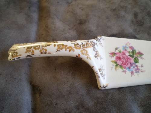 Beautiful Porcelain Cake Lifter Made In England With Gilded Handle