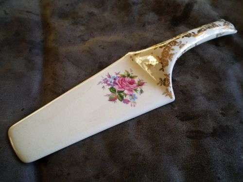 Beautiful Porcelain Cake Lifter Made In England With Gilded Handle