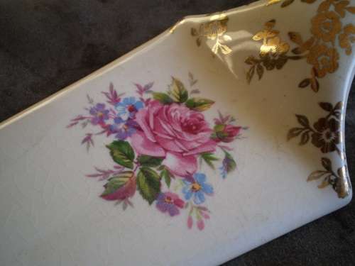 Beautiful Porcelain Cake Lifter Made In England With Gilded Handle