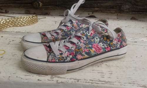 Vintage Bella Moda Flower Ladies Sneakers Size 5
