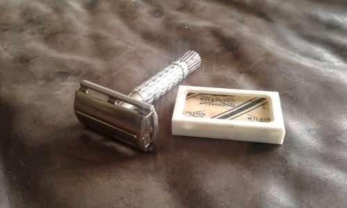 Vintage Gillette Razor With 1 Original Unused Gillette Blade Made In England Pat.694093