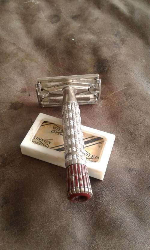 Vintage Gillette Razor With 1 Original Unused Gillette Blade Made In England Pat.694093