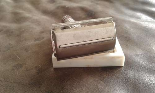 Vintage Gillette Razor With 1 Original Unused Gillette Blade Made In England Pat.694093