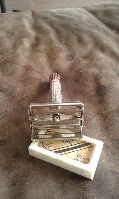 Vintage Gillette Razor With 1 Original Unused Gillette Blade Made In England Pat.694093