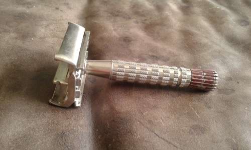 Vintage Gillette Razor With 1 Original Unused Gillette Blade Made In England Pat.694093