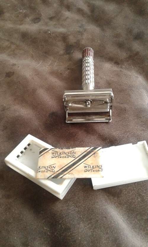 Vintage Gillette Razor With 1 Original Unused Gillette Blade Made In England Pat.694093
