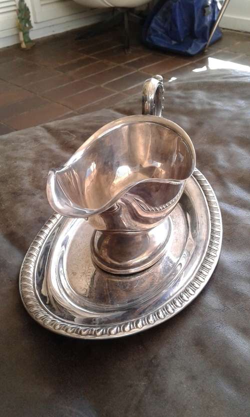Silverplated Gravy Boat On Tray Excellent Condition