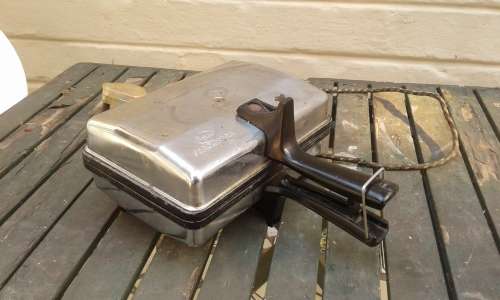Vintage 1960s Berda Snackwich Aluminum And Bakelite Sandwich Maker Working