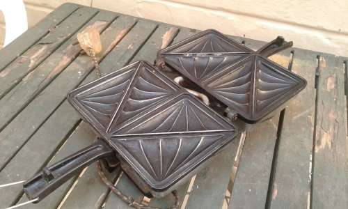 Vintage 1960s Berda Snackwich Aluminum And Bakelite Sandwich Maker Working