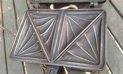 Vintage 1960s Berda Snackwich Aluminum And Bakelite Sandwich Maker Working