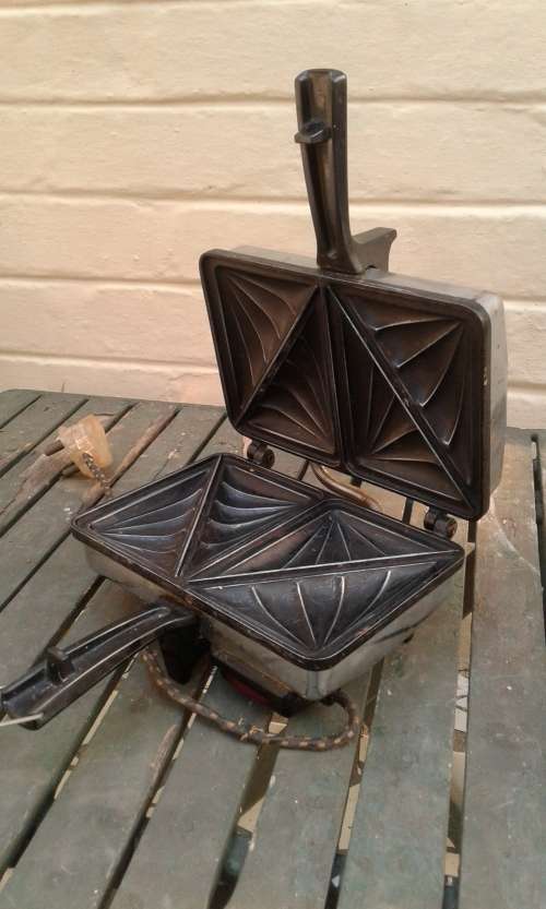 Vintage 1960s Berda Snackwich Aluminum And Bakelite Sandwich Maker Working