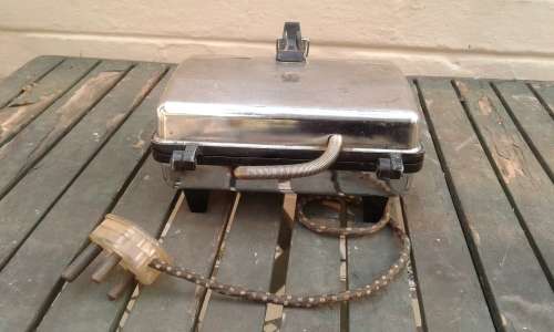 Vintage 1960s Berda Snackwich Aluminum And Bakelite Sandwich Maker Working