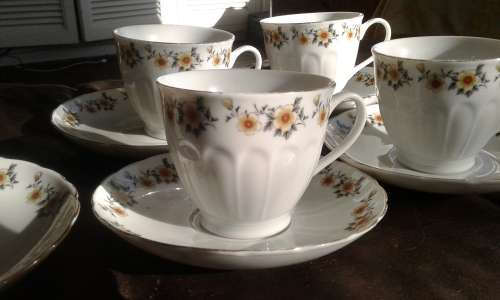 4 Vintage Delicate White Floral Chinese Porcelain Teacups And Saucers