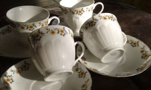 4 Vintage Delicate White Floral Chinese Porcelain Teacups And Saucers