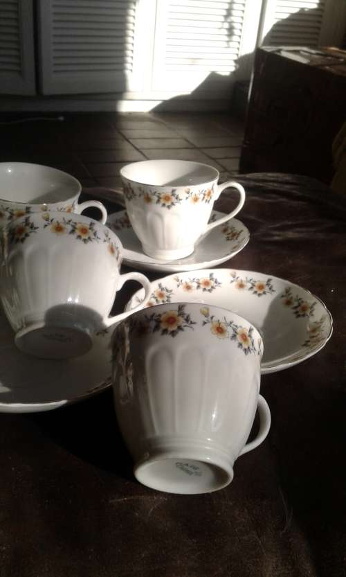 4 Vintage Delicate White Floral Chinese Porcelain Teacups And Saucers