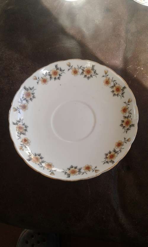 4 Vintage Delicate White Floral Chinese Porcelain Teacups And Saucers