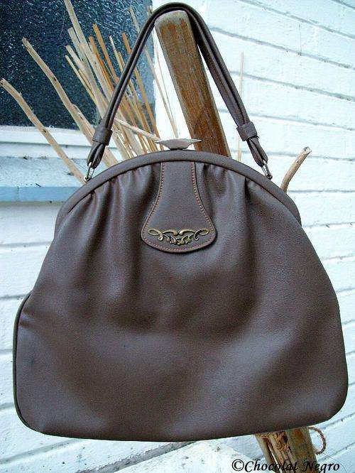 CUTE 1950 VINTAGE HANDBAG IN CHOCOLATE BROWN VINYL