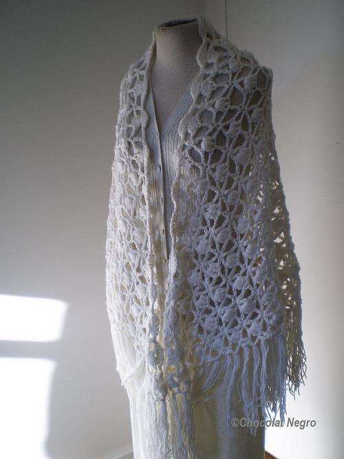 BEAUTIFUL WHITE HAND-CROCHETED VINTAGE WINTER STOLE, LOVELY BIG