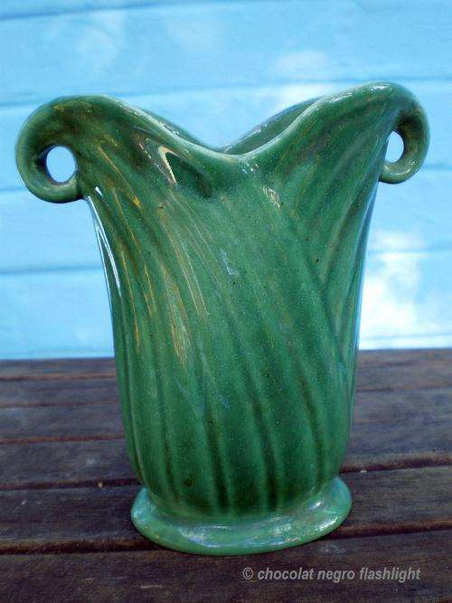 GORGEOUS GREEN LUCIA WARE VASE OR URN, MARKED, RETRO FORM, 1950;s ORIGINAL