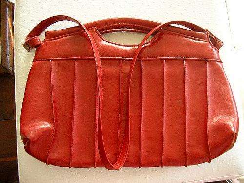 CUTE VINTAGE 1960's HIPPIE STYLE VINYL SHOULDER BAG IN SIGNAL RED