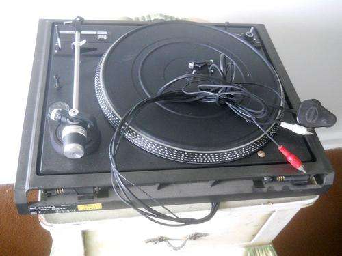 DUAL Vintage Record Turntable in  good condition, needs new needle and head piece