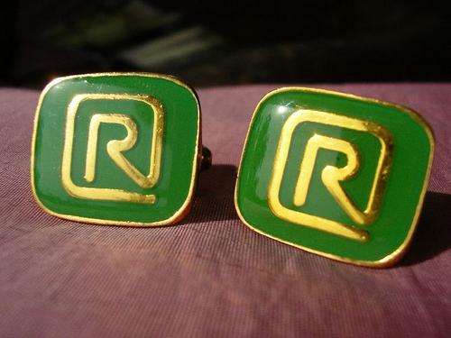 STUNNING OLD VINTAGE CUFFLINKS IN BRIGHT GREEN ENAMEL WITH THE INITIAL R CIRCA 195O0
