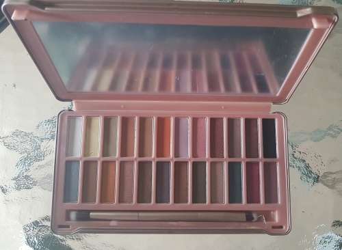 Amazing offer on URBAN DECAY *NAKED 8* 24 colours eye shadow