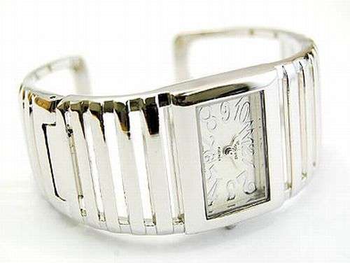 SQUARE FACE WITH LARGE NUMBERS  - GENEVA QUARTZ CUFF WATCH  -  HIGHLY POLISHED RIBBED BAND