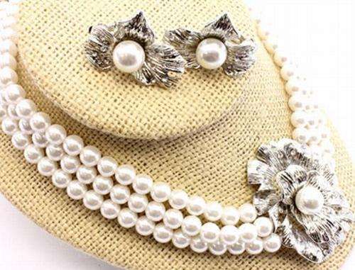 FLOWER MOTIF WITH CRYSTALS AND GLASS PEARLS ON THREE STRAND GLASS PEARLS - NECKLACE SET