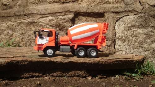 V8 340 Nissan Diesel Scale Model