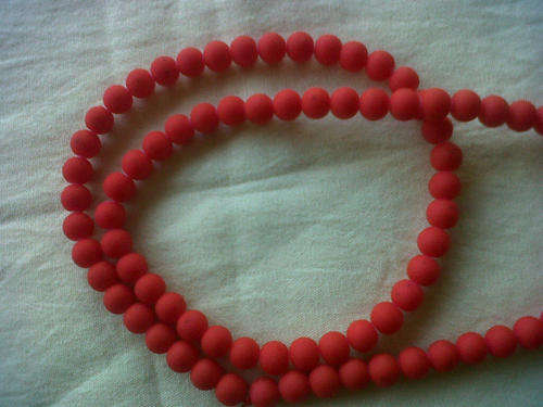 SUPER STYLISH RUBBER COATED GLASS BEAD NECKLACE - For Stylish Mommies!(RED)