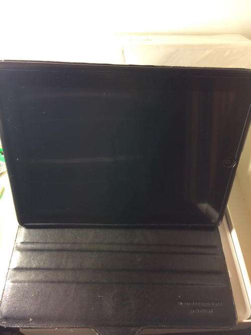 Apple Ipad 2 16GB 3G and WiFi - Black - See pictures for condition