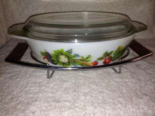 Retro JAJ Pyrex casserole pot with lid and stand. The design number 513.