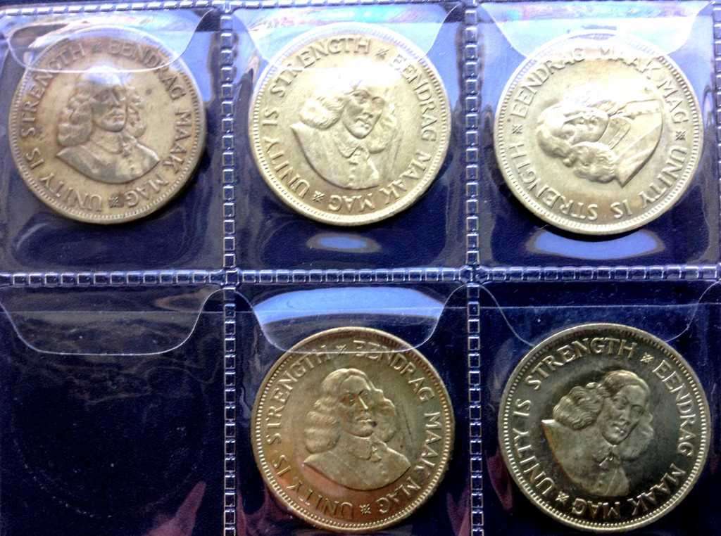 4 X  RSA 1964 1 Cent  Coins in A/UNC  , plus 1x 1962  1Cent Coin incl.  60 coin holder collection bo