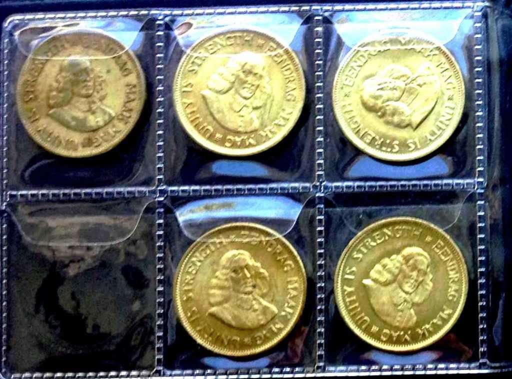 4 X  RSA 1964 1 Cent  Coins in A/UNC  , plus 1x 1962  1Cent Coin incl.  60 coin holder collection bo