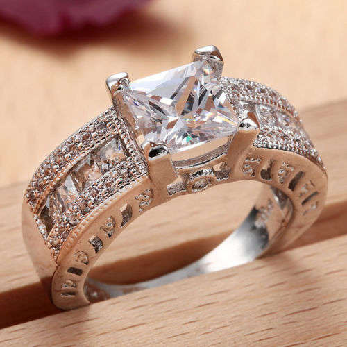 (R1200.00) ****BEAUTIFUL**** WHITE SAPPHIRE WOMAN 925 (STAMPED) SILVER ENGAGEMENT RING SIZE 9 (SA R)