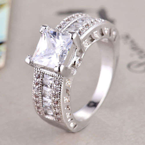 (R1200.00) ****BEAUTIFUL**** WHITE SAPPHIRE WOMAN 925 (STAMPED) SILVER ENGAGEMENT RING SIZE 9 (SA R)