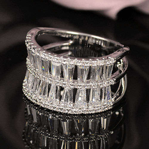 (R2200.00) ***STUNNING***WHITE SAPPHIRE WOMAN 925 (STAMPED) SILVER RING SIZE 7 (SA O)