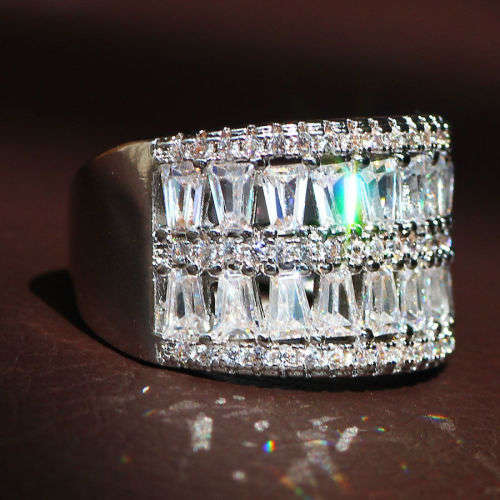 (R2200.00) ***STUNNING***WHITE SAPPHIRE WOMAN 925 (STAMPED) SILVER RING SIZE 7 (SA O)