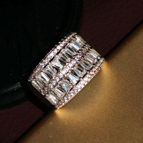 (R2200.00) ***STUNNING***WHITE SAPPHIRE WOMAN 925 (STAMPED) SILVER RING SIZE 7 (SA O)