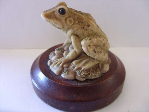 Nature's Heritage Holland Studio Craft collectable frog miniature on wooden pedestal