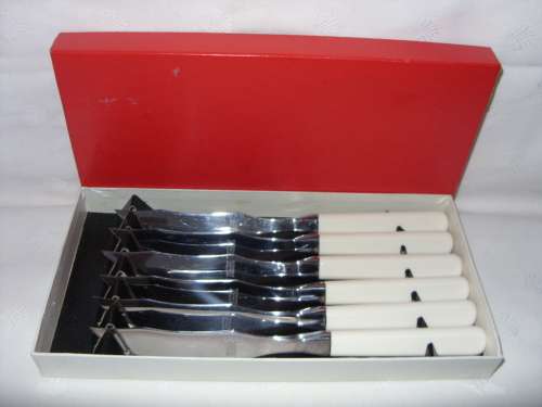 Vintage steak knives with bakelite handles x 6