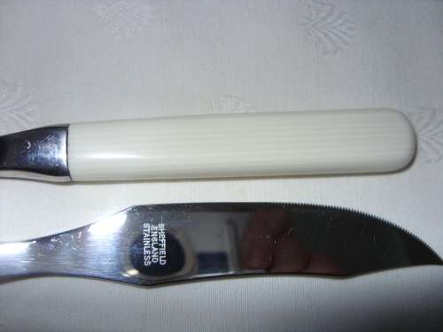 Vintage steak knives with bakelite handles x 6