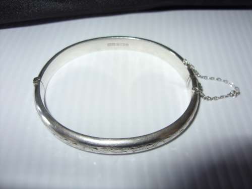 Hallmarked Birmingham silver bangle with safety chain - 12,1 g circa 1971