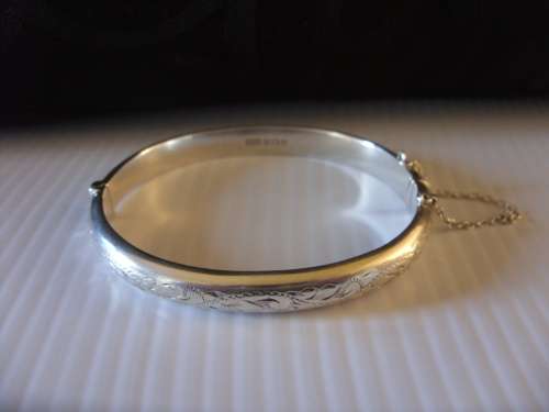 Hallmarked Birmingham silver bangle with safety chain - 12,1 g circa 1971