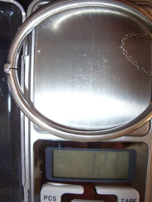 Hallmarked Birmingham silver bangle with safety chain - 12,1 g circa 1971