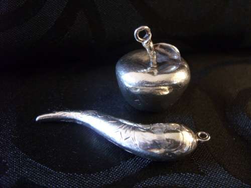 Large Sterling silver apple & chilli pepper charms - 13,1 g (together)
